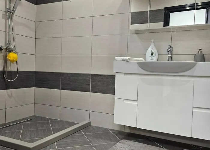 아파트 Flat, Close To The