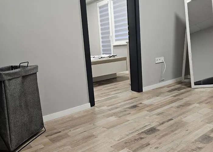 아파트 Flat, Close To The *